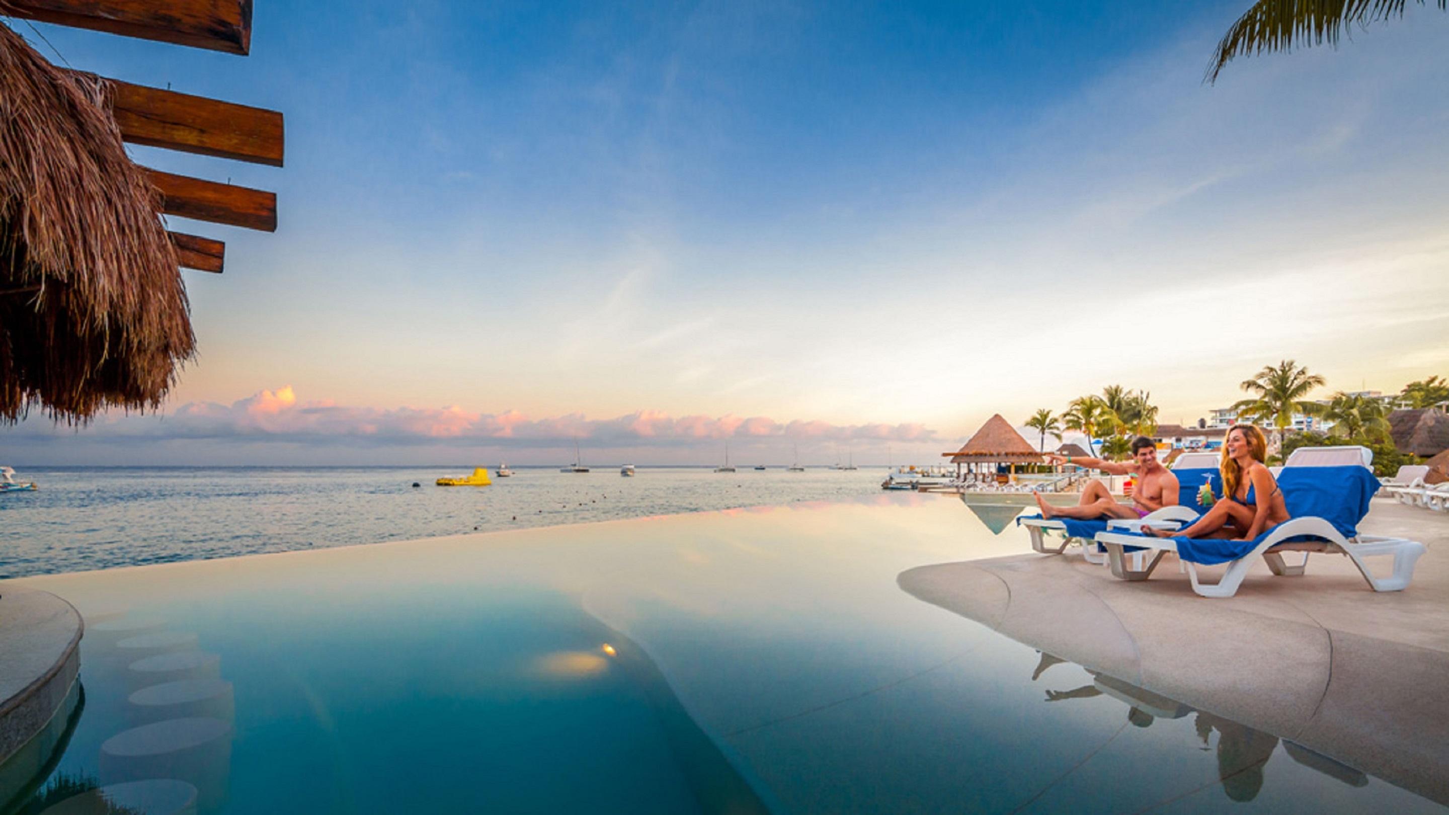 מלון Grand Park Royal קוזומל מראה חיצוני תמונה Infinity pool at a resort in Cancun, Mexico