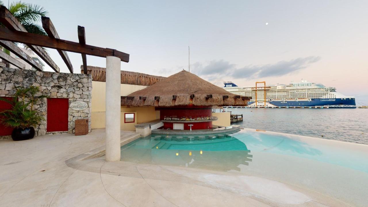 מלון Grand Park Royal קוזומל מראה חיצוני תמונה The swim-up bar at the Grand Palladium Resort & Spa, Cancun
